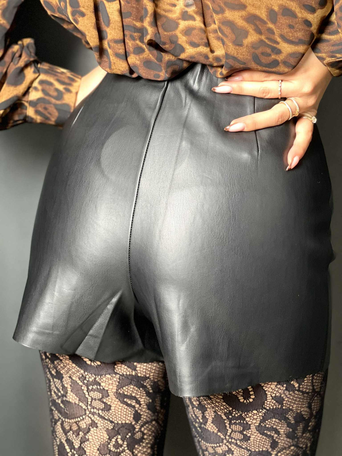 Jupe short noir en simili