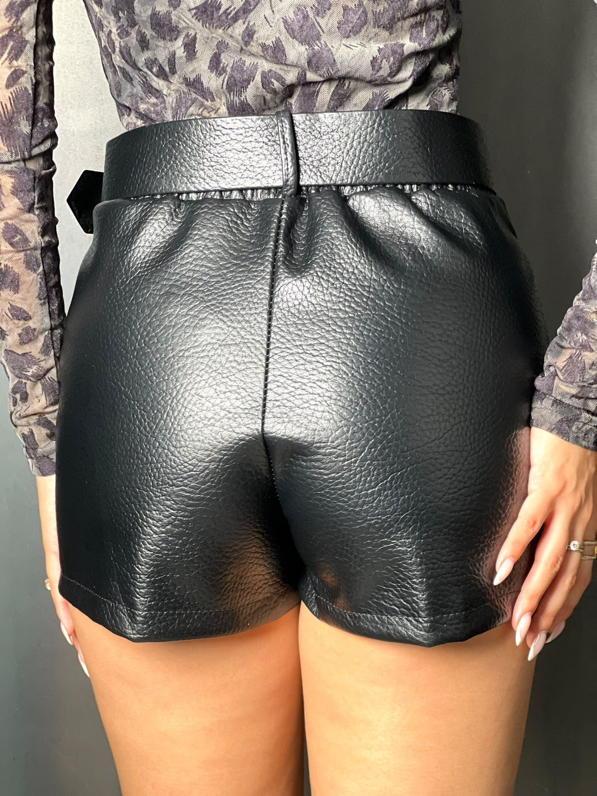 JUPE SHORT EN SIMILI