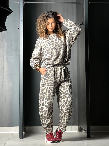 Jogging leopard