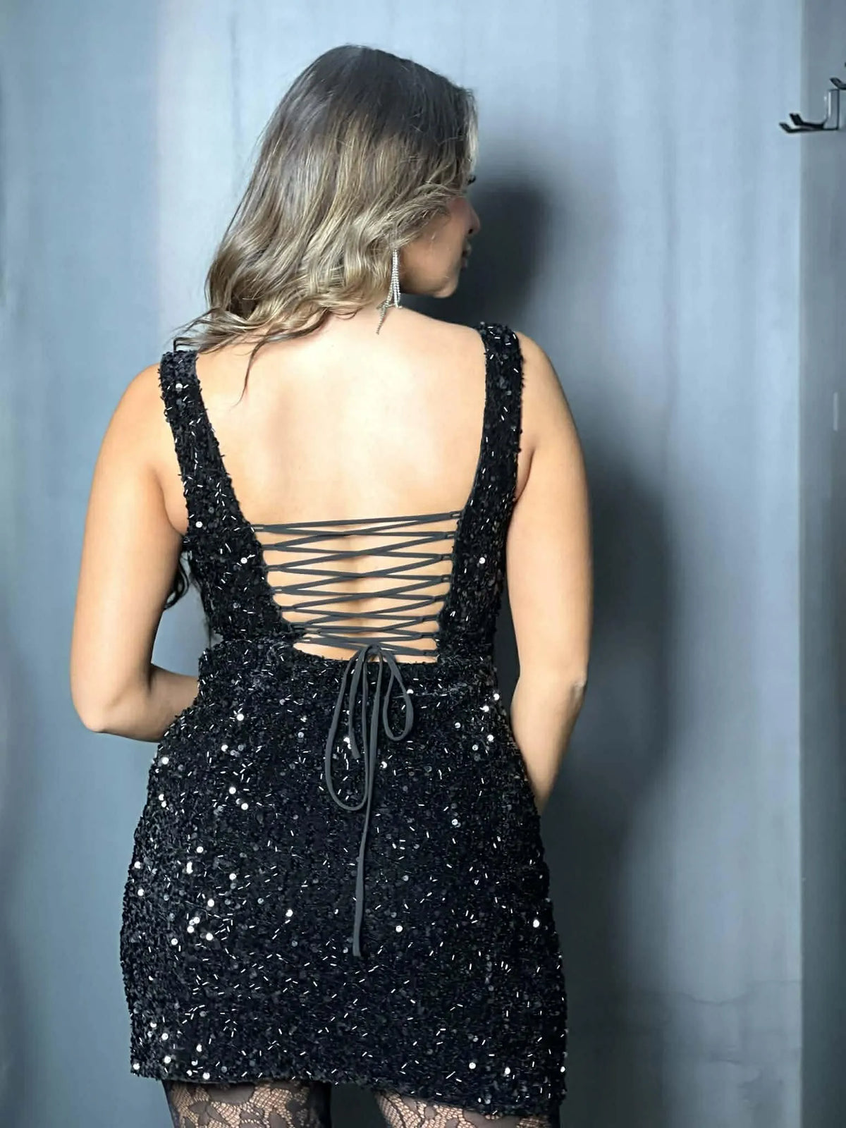 Robe courte à sequins noir